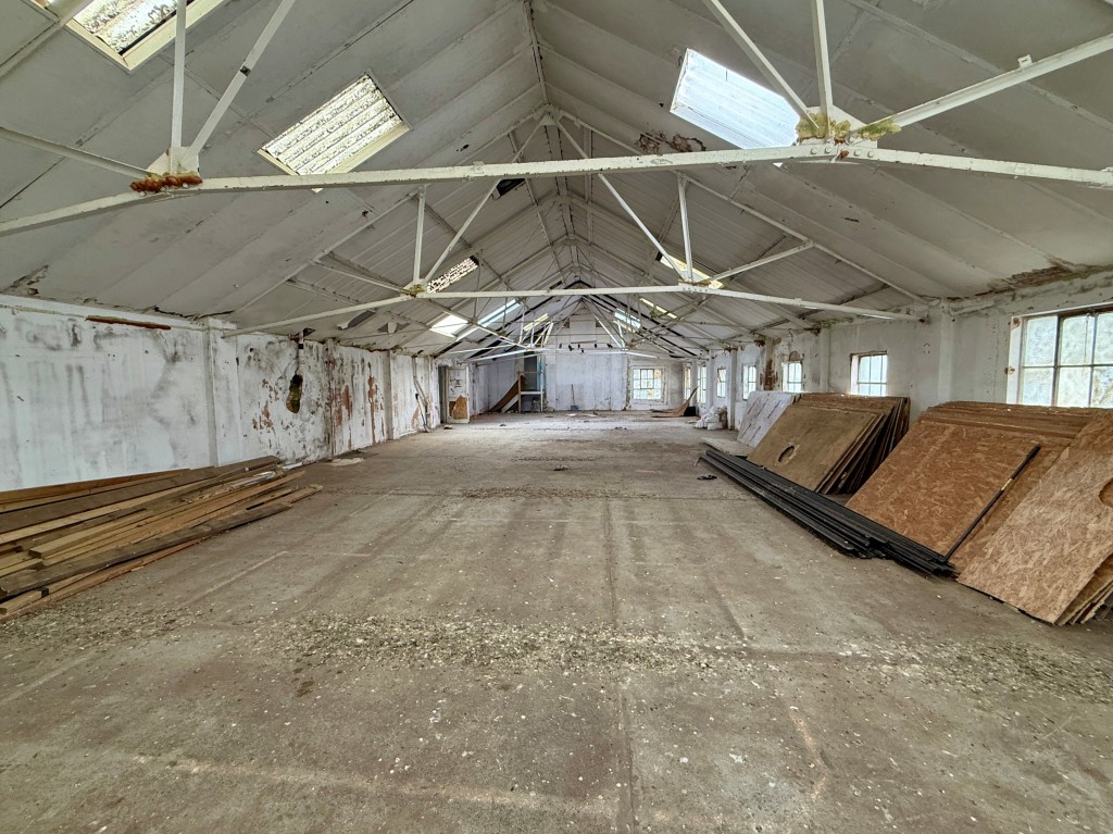 Lot: 70 - SUBSTANTIAL VACANT COMMERCIAL PREMISES WITH POTENTIAL - Room four